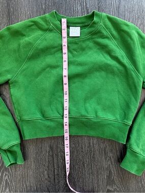 Aritzia TNA Cozy Cropped Fleece Crewneck in Kelly Green